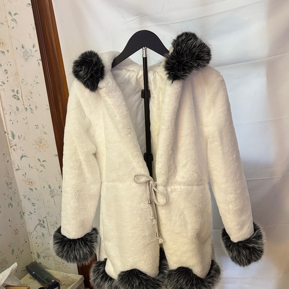 Woman’s Faux Fur Trimmed White Jacket - Picture 4 of 5